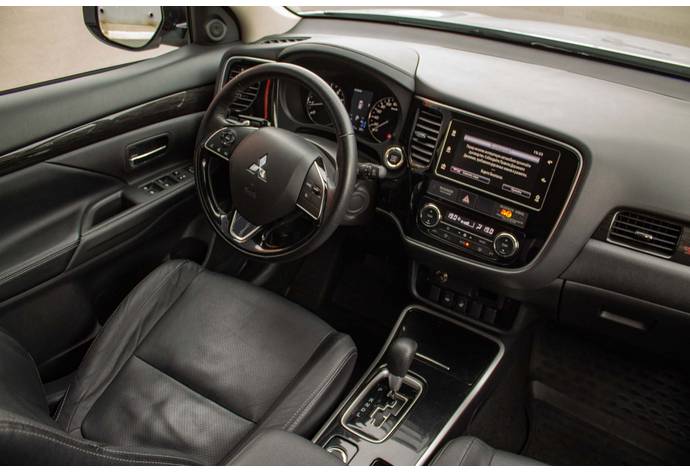 Mitsubishi Outlander car interior